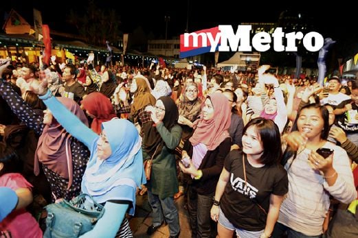 Suasana konsertJelajah Ledakan 25 Tahun Harian Metro bersama Yeo's Yeogurt, di  Waterfront Kuching, malam tadi. FOTO Nadim Bokhari