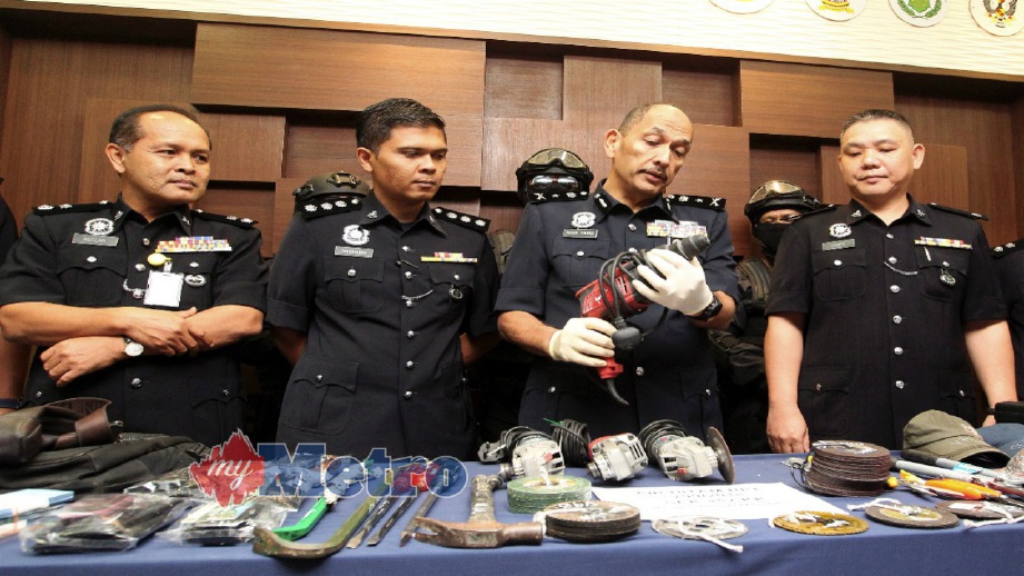 MIOR Farid (dua kanan) menunjukkan peralatan mencuri yang dirampas daripda suspek pada sidang media di Ibu Pejabat Polis Kontinjen Kedah (IPK), Alor Setar, hari ini. FOTO Sharul Hafiz Zam