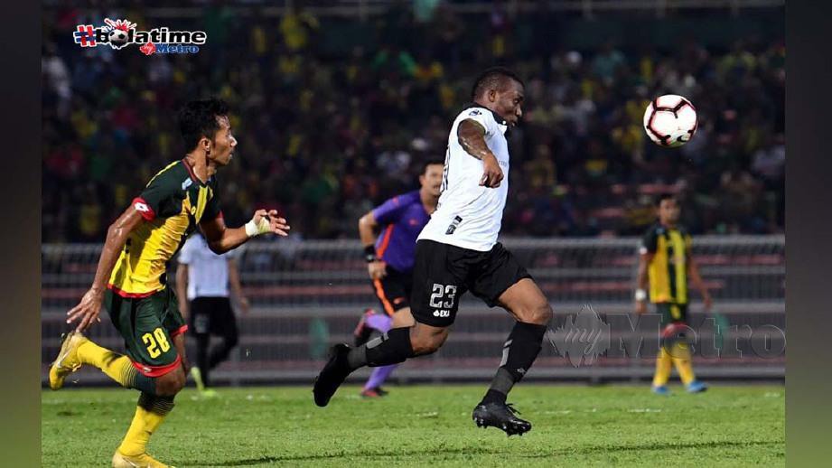 Tchetche (jersi putih) ledak dua gol tewaskan Kedah di Alor Setar. FOTO BERNAMA  