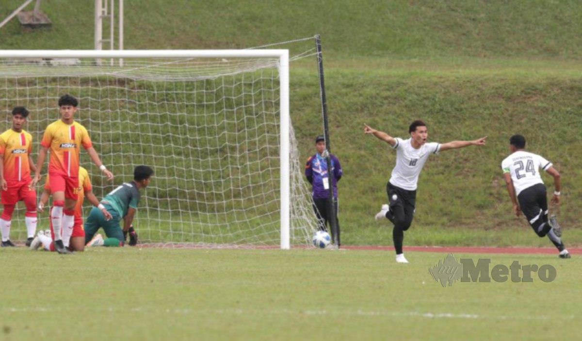 PEMAIN Terengganu, Muhammad Musuhuddin ‘Atiq Mat Zaid (kanan), meraikan gol pertama jaringannya. FOTO Mohamad Shahril Badri Saali