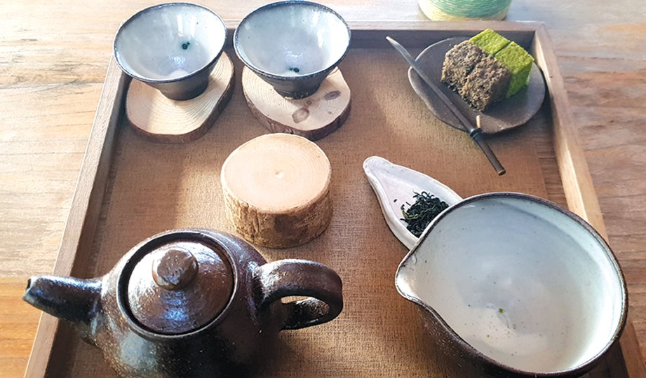 PERALATAN untuk untuk penyediaan hidangan teh hijau.