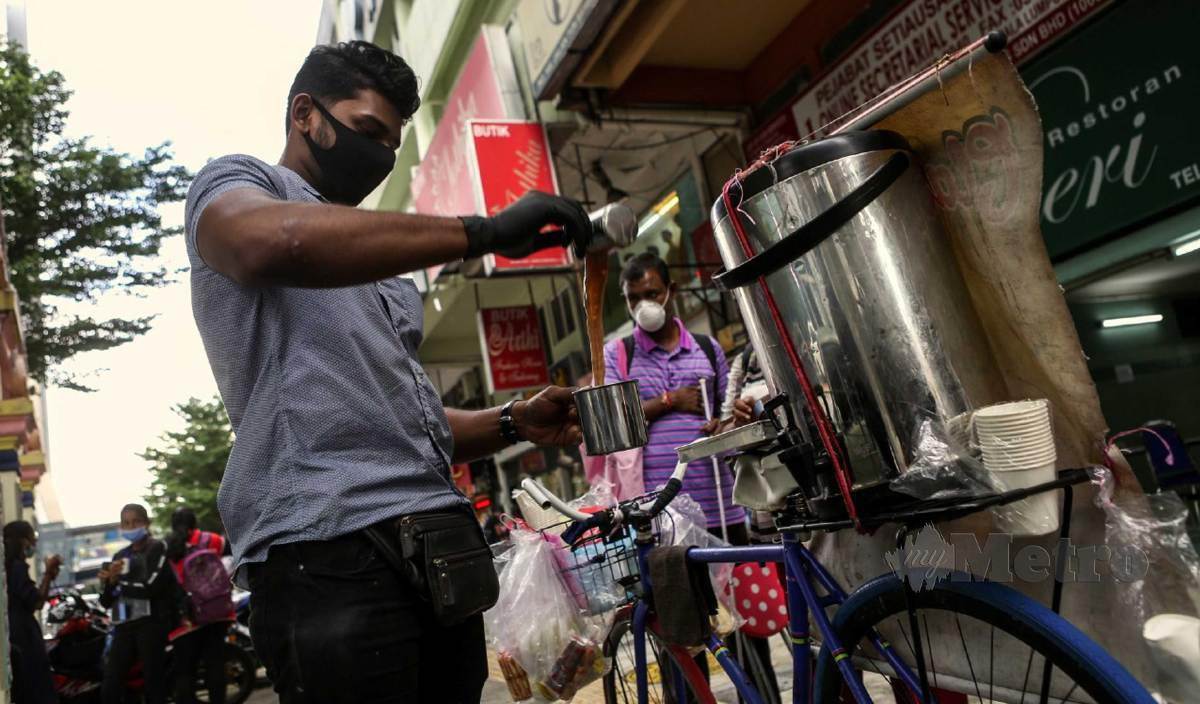 KAVIEVANAN mencari rezeki bersama basikalnya dengan menjual teh Masala dengan harga RM1 secawan di sekitar Brickfield, Kuala Lumpur. FOTO Hazreen Mohamad