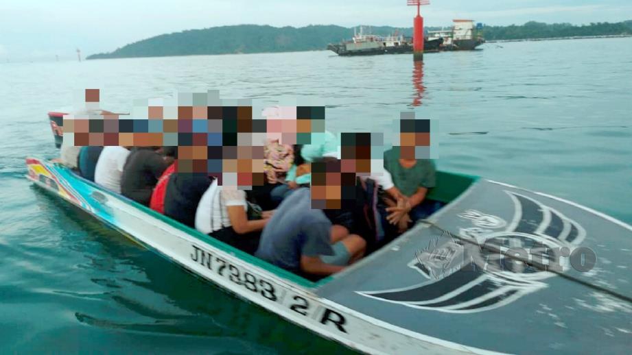 Bot dan penumpang yang diperiksa dalam Operasi Sejahtera di perairan Jeti Penumpang SAFMA dekat Kota Kinabalu semalam. Foto Ihsan APMM