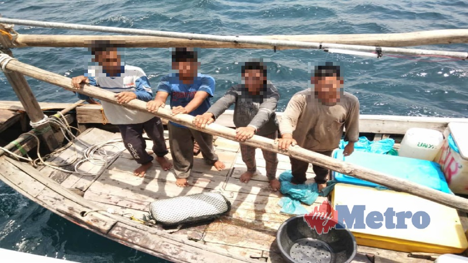 NELAYAN warga asing yang ditahan kerana mengaut hasil di perairan Malaysia, semalam. FOTO Ihsan Maritim Malaysia