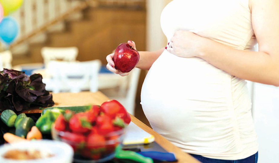 IBU hamil perlukan makanan seimbang. 
