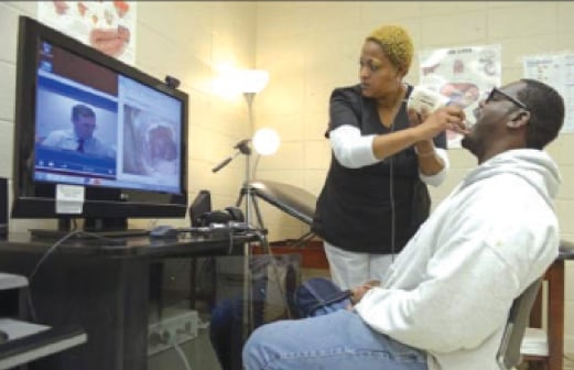 TELEPERUBATAN membolehkan pakar berbincang dan memeriksa pesakit menggunakan video.