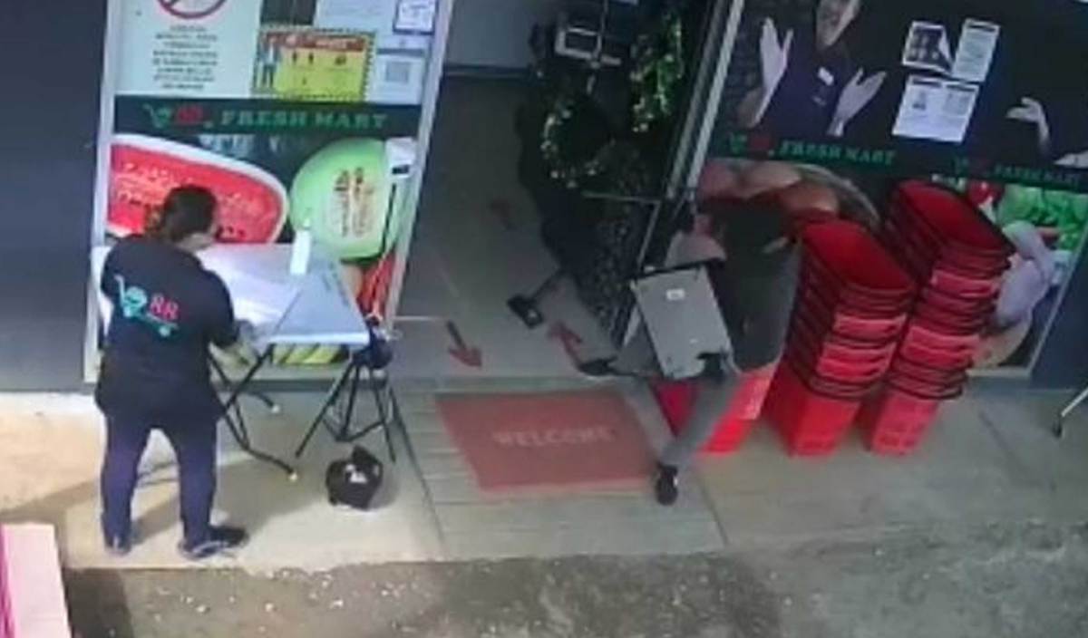 SUSPEK mencuri mesin wang tunai di sebuah pasar raya mini di Kampung Wonod, Telupid. FOTO Ihsan pembaca