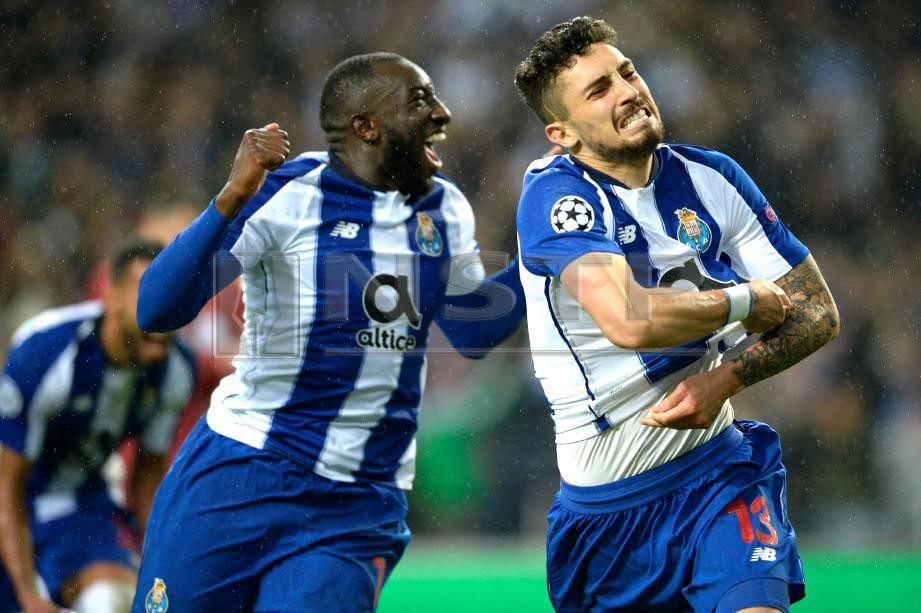 TELLES (kanan) meraikan gol kemenangan bersama Marega di Porto, awal pagi tadi. — FOTO EPA