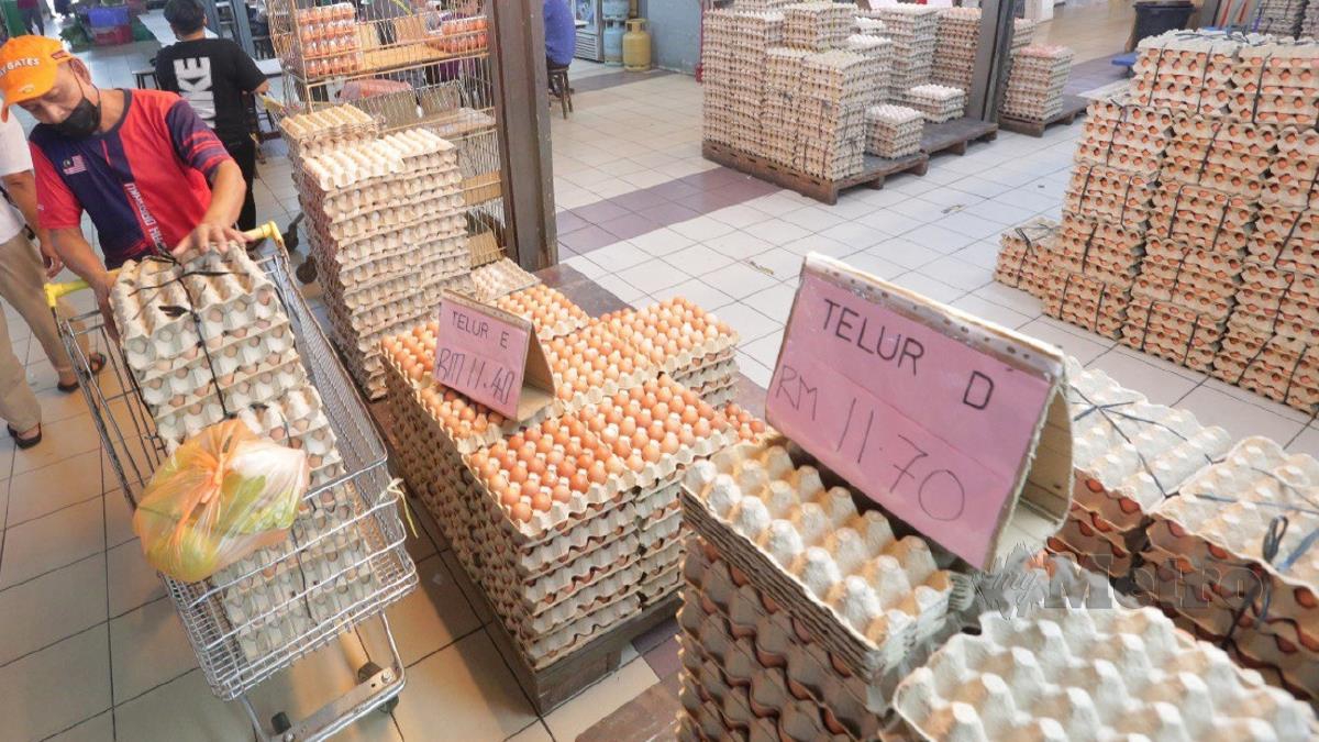 BEKALAN telur yang berkurangan menyebabkan pengguna terutama peniaga semakin terjejas. FOTO Nur Aisyah Mazalan.