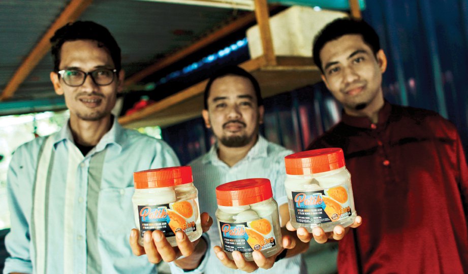  MOHD Fazrysham (tengah) bersama rakannya, Mohd Shahrulnizam (kanan) dan Hairul Jalil menunjukkan telur asin yang sudah siap untuk dipasarkan.