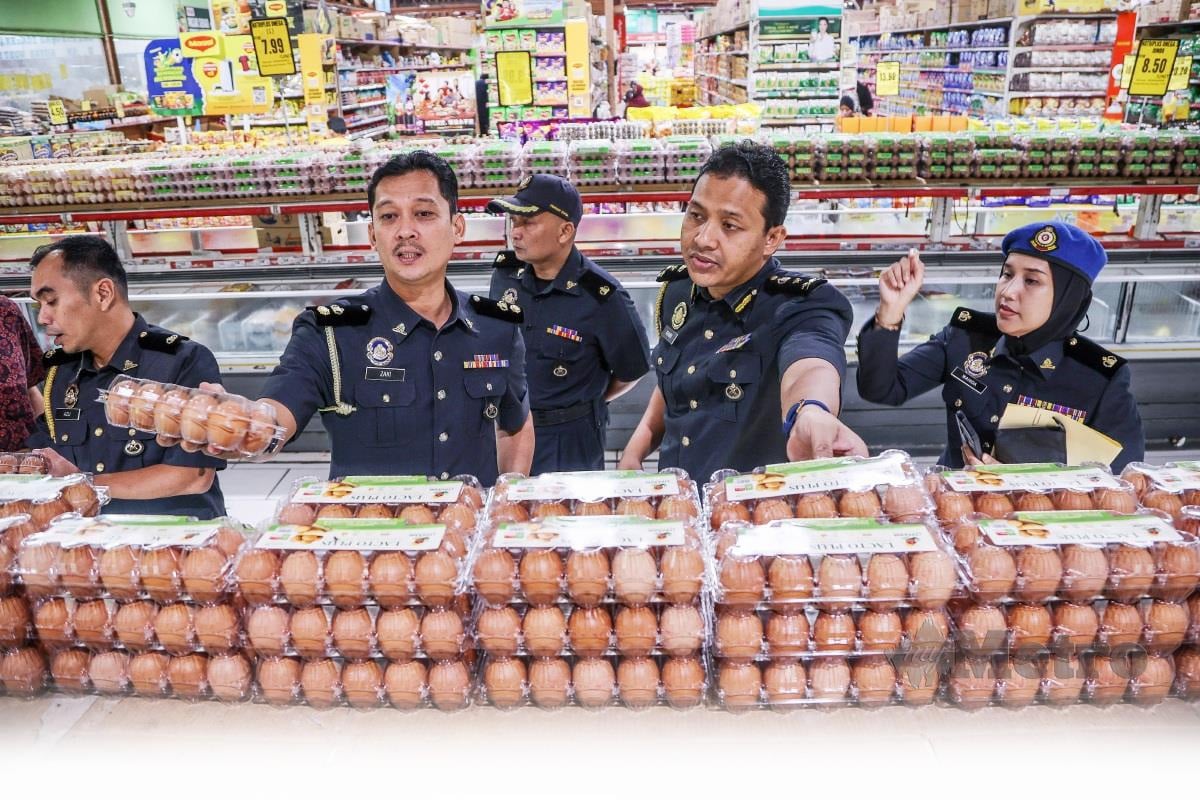 KHAIRI  (dua dari kanan) ketika pemeriksaan situasi bekalan dan harga telur ayam  di Pasaraya NSK, Jalan Selayang Baru. FOTO FARIZ ISWADI ISMAIL