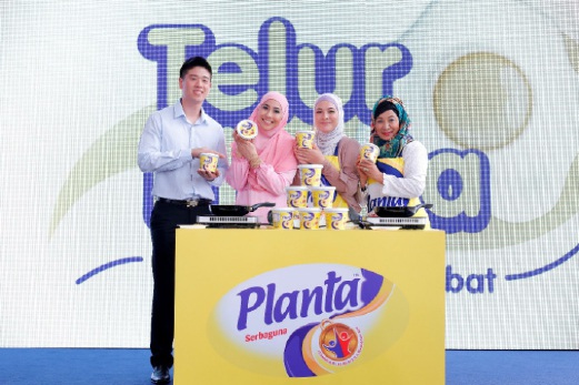DARI kiri Lim bersama selebriti Irma Hasmie, Sharifah Sofia dan Chef Zaidah ketika majlis mengumumkan resipi telur goreng Planta, baru-baru ini.