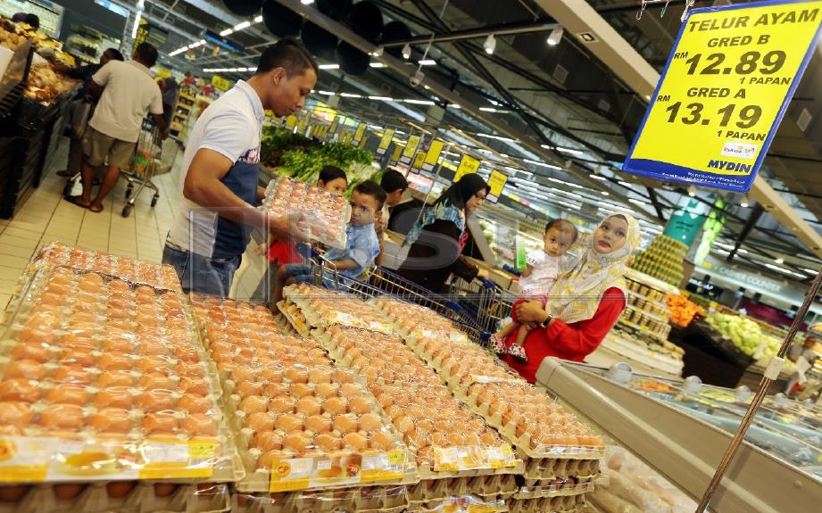Tinjauan kenaikan harga telur ayam Jumaat lalu yang mencecah sepapan, gred A (RM13.19), gred B (RM12.89) dan gred C (RM12.59) yang di jual di pasaraya MYDIN Mall, Pulau Sebang. FOTO Rasul Azli Samad 