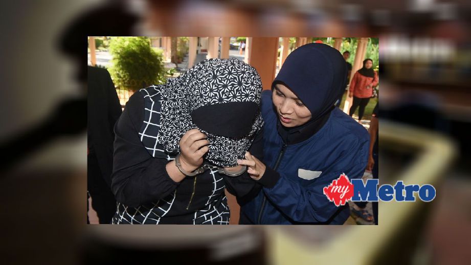 Noormazida (kiri) dituduh antaranya menggunakan hasil daripada perbuatan mengemukakan dokumen tuntutan palsu pembekalan telur kepada Jabatan Dietetik dan Sajian HSNZ, Kuala Terengganu. FOTO Mohd Syafiq Ridzuan Ambak.