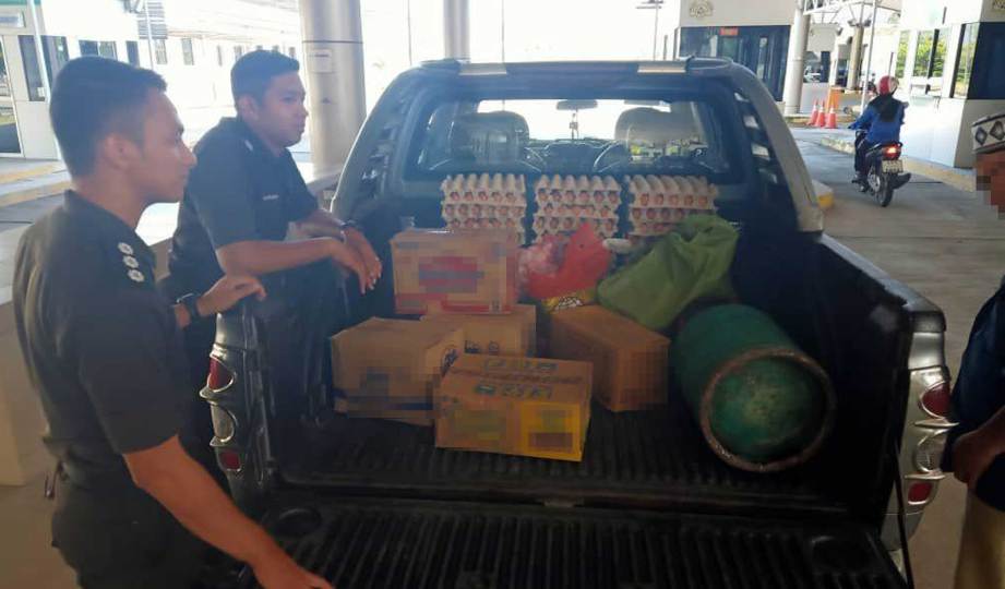 ANGGOTA MAQIS memeriksa kenderaan yang membawa keluar telur tanpa permit sah di Kompleks Kastam, Imigresen, Kuarantin dan Keselamatan (ICQS) Bukit Bunga.FOTO Ihsan MAQIS