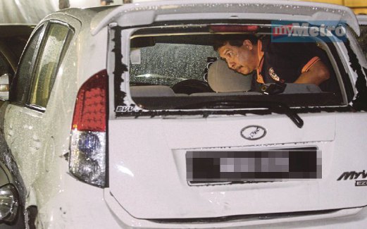 POLIS memeriksa kenderaan yang dinaiki kedua-dua suspek.