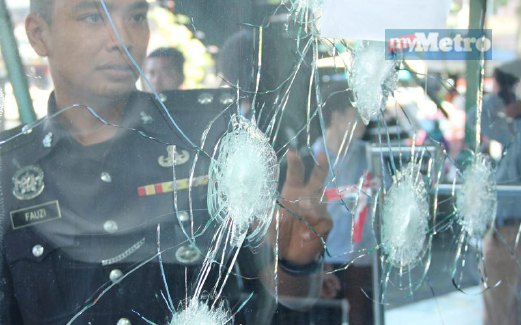 KESAN tembakan di pusat beli-belah Premier, Sibu. 