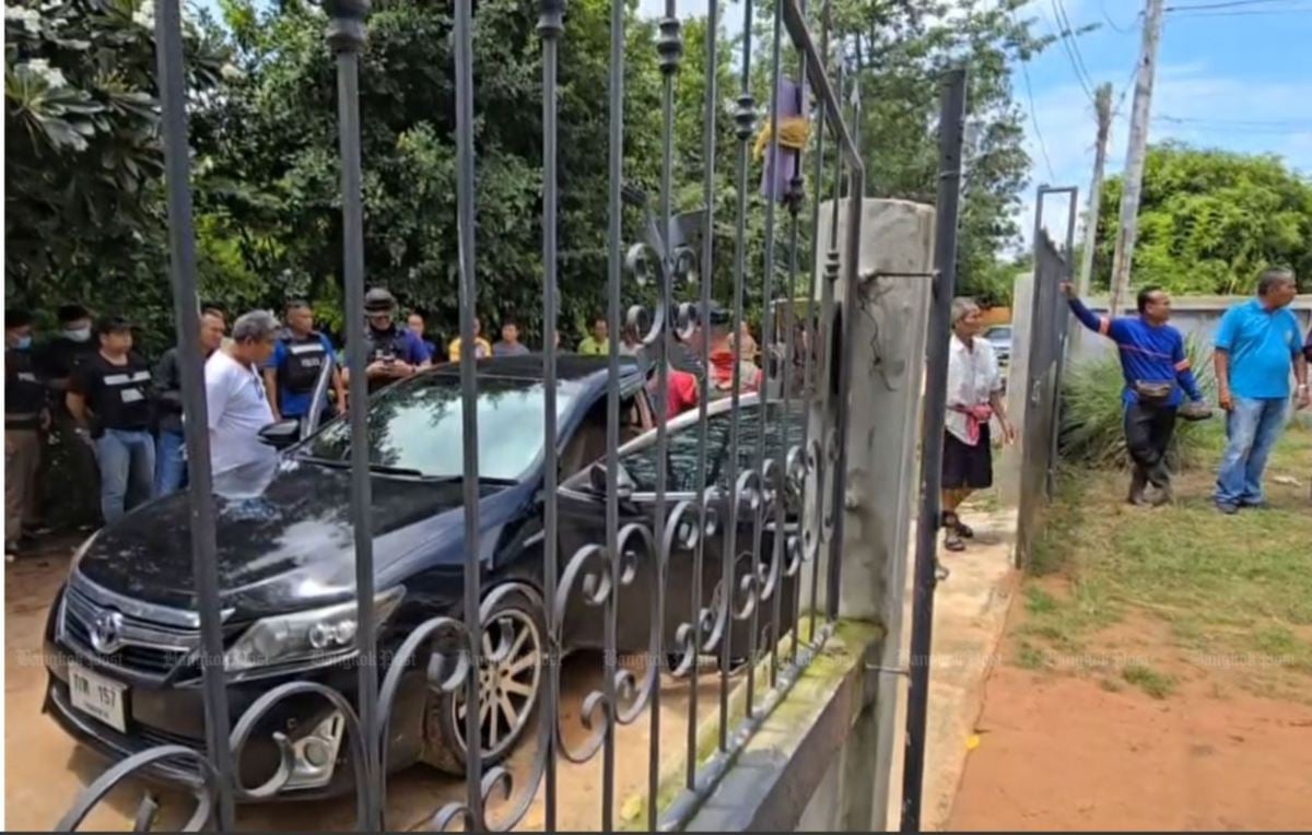 ORANG ramai berkumpul di luar rumah lokasi empat maut dalam kejadian tembakan di Khon Kaen. FOTO Agensi