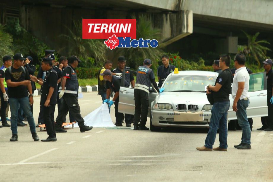 Polis mengeluarkan mayat selepas tiga penjenayah yang dipercayai aktif dalam kegiatan samun bersenjata di sekitar Johor ditembak mati dalam kejadian berbalas tembakan dengan polis di persimpangan lampu isyarat Parit Bunga, Tangkak. FOTO Adi Safri 