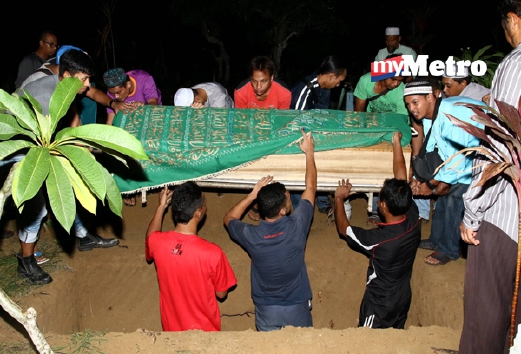 Jenazah Mohd Nizam Ahmad Basrah, 28, dikebumikan di tanah perkuburan Masjid Al Ehsan, Sungai Pinang, Balik Pulau, Pulau Pinang, malam tadi. - Foto Fail