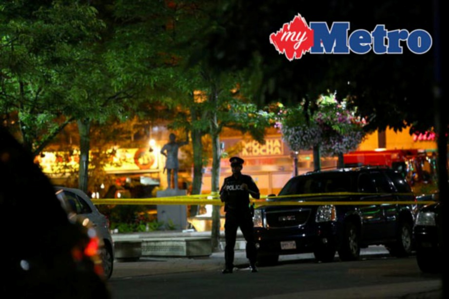 ANGGOTA polis yang menjaga kawasan kejadian di Toronto. -Foto Reuters