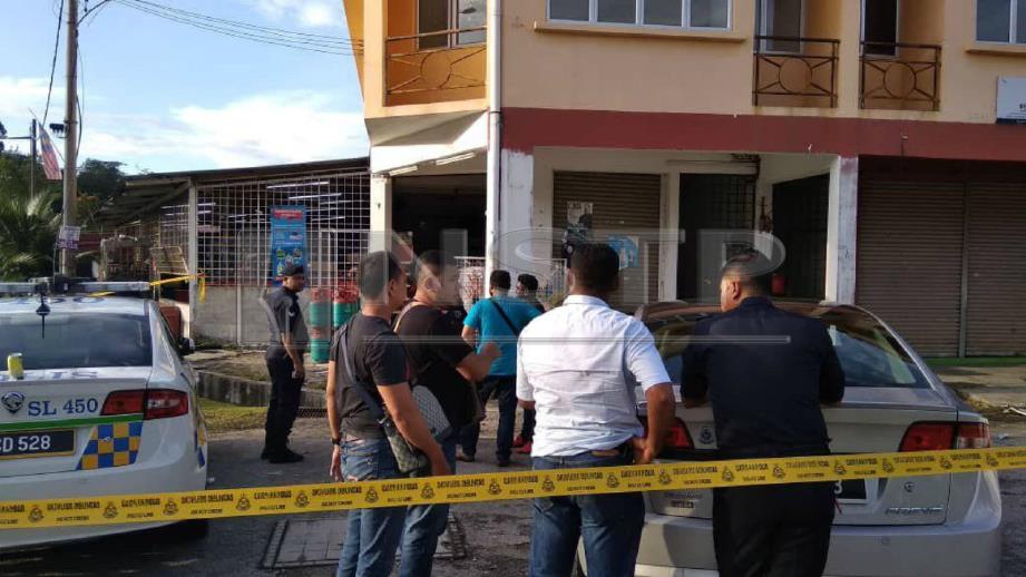 ANGGOTA polis memeriksa kedai runcit yang disamun dua lelaki bersenjatakan pistol di Jalan Desa Kundang 2, Rawang, hari ini. FOTO ihsan polis.