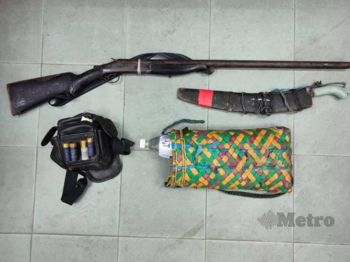 Senapang, peluru serta peralatan yang dirampas daripada suspek yang menembak seorang lelaki ketika berburu di kawasan hutan Nanga Dayu, Pakan. FOTO MELVIN JONI