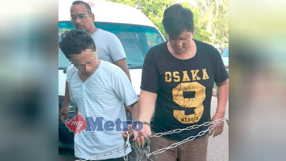 DUA daripada tiga suspek yang terbabit dalam kes menyerang polis dibawa ke Mahkamah Sungai Petani untuk mendapat perintah tahanan reman, hari ini. FOTO Omar Osman.