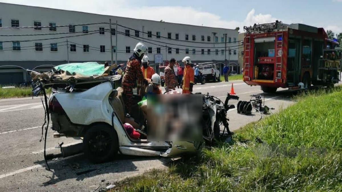 Keadaan kereta selepas bertembung treler yang menyebabkan pemandunya maut dalam kemalangan di Kilometer 8, Seri Manjung-Segari, hari ini. FOTO ihsan pembaca