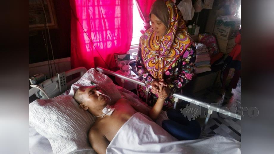 DIANA menjaga Syed Shahrin yang terlantar sejak empat bulan lalu setelah tempurung kepalanya terpaksa dibuang akibat kemalangan ketika bekerja. FOTO Muhammad Zulsyamini Sufian Suri.