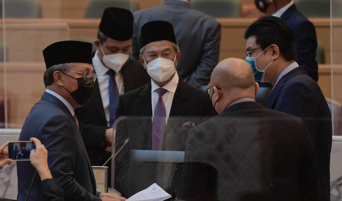 HASNI (kiri) dan Muhyiddin berbincang sesuatu dengan ahli dewan yang lain ketika sesi rehat pada penggulungan Belanjawan Johor 2022 pada Persidangan Keempat Dewan Undangan Negeri Johor Ke-14 di Bangunan Sultan Ismail. FOTO BERNAMA