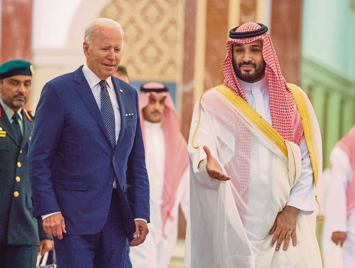 BIDEN ketika bertemu dengan Putera Mahkota Saudi Mohammed bin Salman. FOTO EPA 