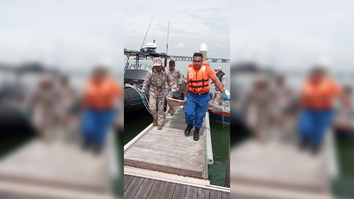 ANGGOTA Agensi Penguatkuasaan Maritim Malaysia (APMM) mengangkat mayat wanita warga Rusia yang ditemukan di perairan Pulau Jerejak. FOTO Ihsan APMM.