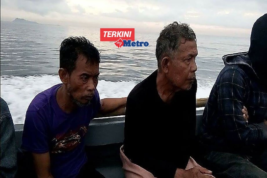 Gambar yang diserahkan kepada media hari ini, oleh Pemerintah Tentera Barat Mindanao Filipina (WESMINCOM) menunjukkan dua rakyat Malaysia yang diculik Abu Sayyaf tahun lalu, selepas diselamatkan dekat Kepulauan Sulu. - Foto  WESMINCOM via AFP