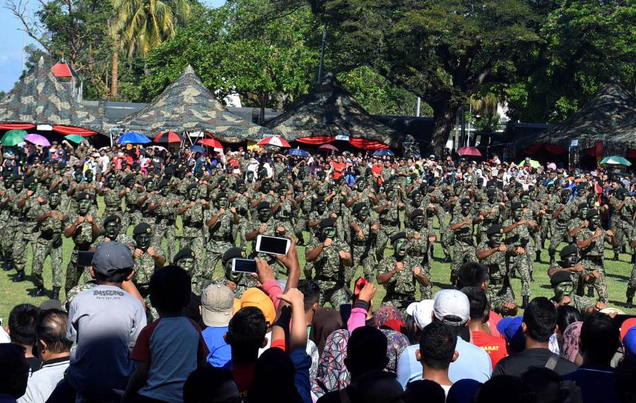 200 anggota pelbagai pangkat melakukan persembahan sempena sambutan Hari Tentera Darat ke-87 di Padang Bandaran Tawau. FOTO BERNAMA