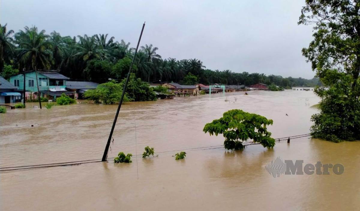 KEADAAN banjir di Kampung Sepakat Baru yang menenggelamkan hampir 90 peratus rumah penduduk. FOTO Omar Ahmad