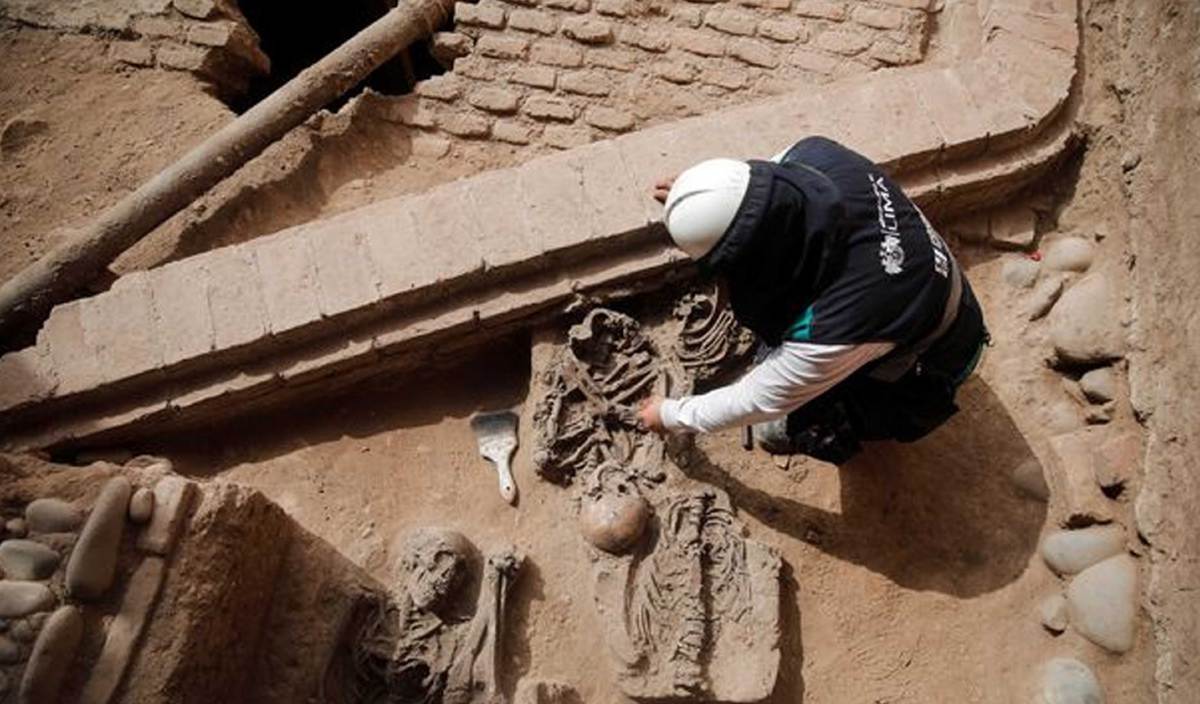 AHLI arkeologi di Peru menemui lebih 40 rangka manusia. FOTO Reuters
