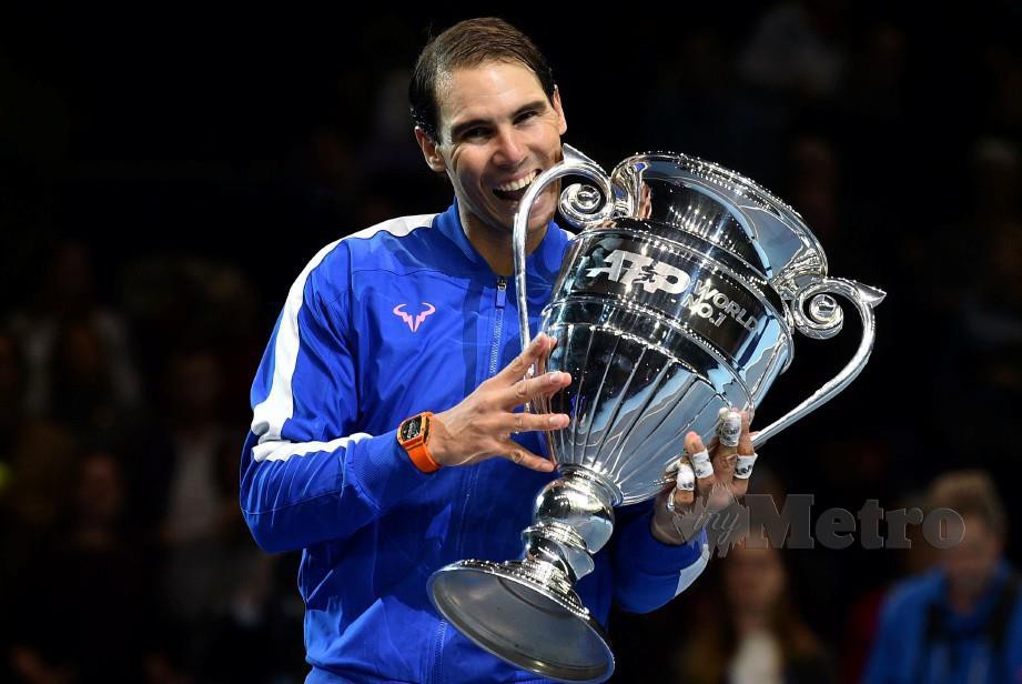 NADAL bangga memperagakan trofi pemain nombor satu dunia ATP di London. — FOTO AFP