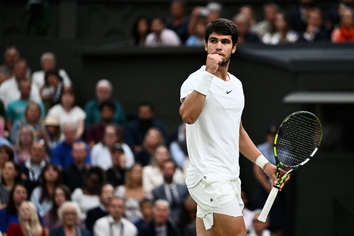 ALCARAZ mara ke final Wimbledon berdepan Djokovic. -FOTO AFP 