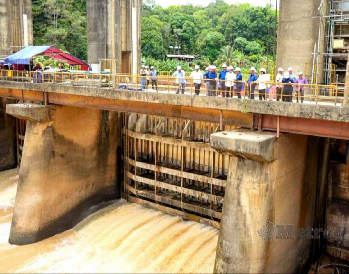 Wilfred Madius Tangau meninjau pembersihan terowong stesen janakuasa hidro Tenom Pangi. FOTO JOHARY INDAN