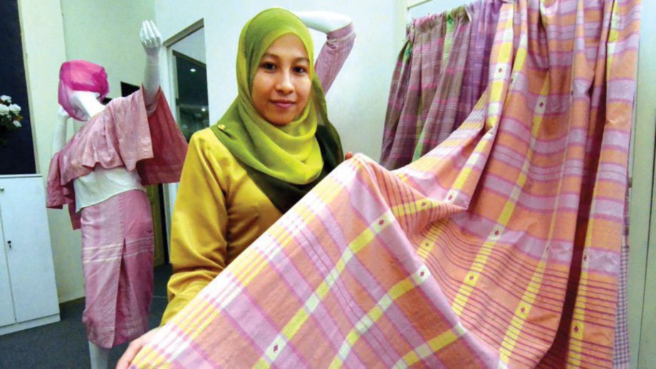 ANTARA kain tenun Pahang Diraja yang dipamerkan.