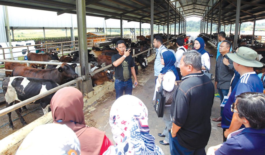 PENGARAH Operasi Holstein Azmi Zainal memberi penerangan kepada wakil media di MSCRIC.