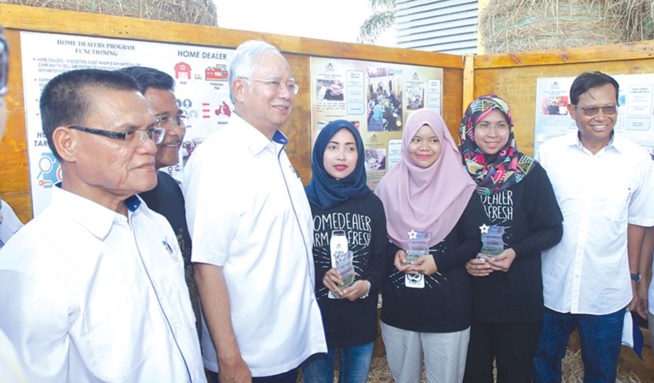  SEBAHAGIAN penerima sijil penghargaan ‘home dealer’ bersama Najib. Turut kelihatan Adnan (kiri) dan Ahmad Shabery (kanan).