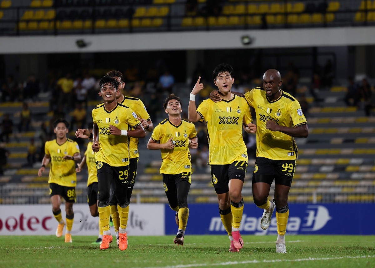 PEMAIN Perak FC, Seo Seonung (dua kanan) meraikan gol jaringannya ketika bertemu pasukan Kuching City FC dalam saingan Liga Super Malaysia 2023 di Stadium Perak malam ini. FOTO Bernama