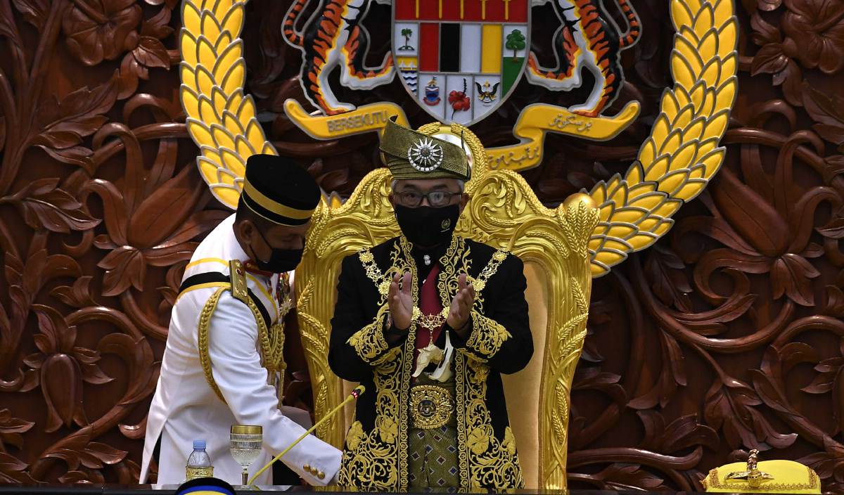 YANG di-Pertuan Agong Al-Sultan Abdullah Ri'ayatuddin Al-Mustafa Billah Shah berkenan mencemar duli bagi menyempurnakan Istiadat Pembukaan Mesyuarat Penggal Keempat, Parlimen ke-14 di Bangunan Parlimen. FOTO BERNAMA