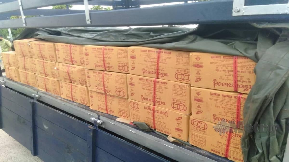 LORI dengan muatan 4,200 paket tepung beras ditahan oleh anggota PGA7 di Jalan Pak Keral, di sini. FOTO Ihsan PGA.