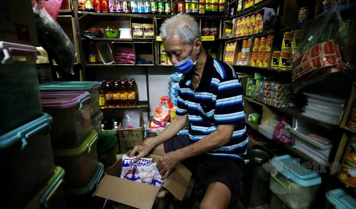 KHOO Yeng Peng hanya menjual tepung cap Sauh yang kini cuma tinggal 15 paket dan tidak tahu bila bekalan tepung akan sampai ketika tinjauan di Pasar Awam, Jalan Anson di Georgetown. FOTO Mikail Ong