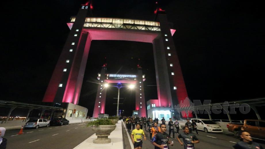ANTARA peserta yang menyertai program Terengganu Drawbridge Tower Run sempena sambutan ambang Tahun Baharu 2020. FOTO IMRAN MAKHZAN