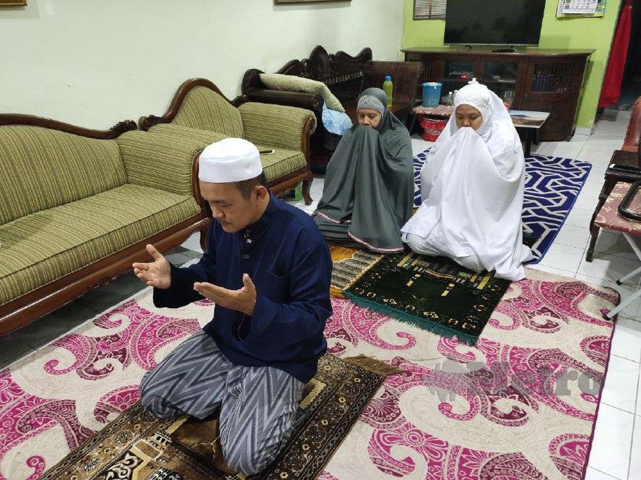 SUAMI mengambil peluang menjadi imam solat sunat tarawih dilaksanakan di rumah masing-masing.  FOTO Amran Yahya