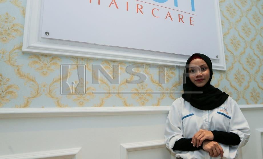 PENGURUS MBH Haircare, Nur Fahtiha Hazan ketika ditemuramah oleh wartawan di Pusat Penjagaan Rambut MBH Haircare. FOTO/ HAFIZ SOHAIMI